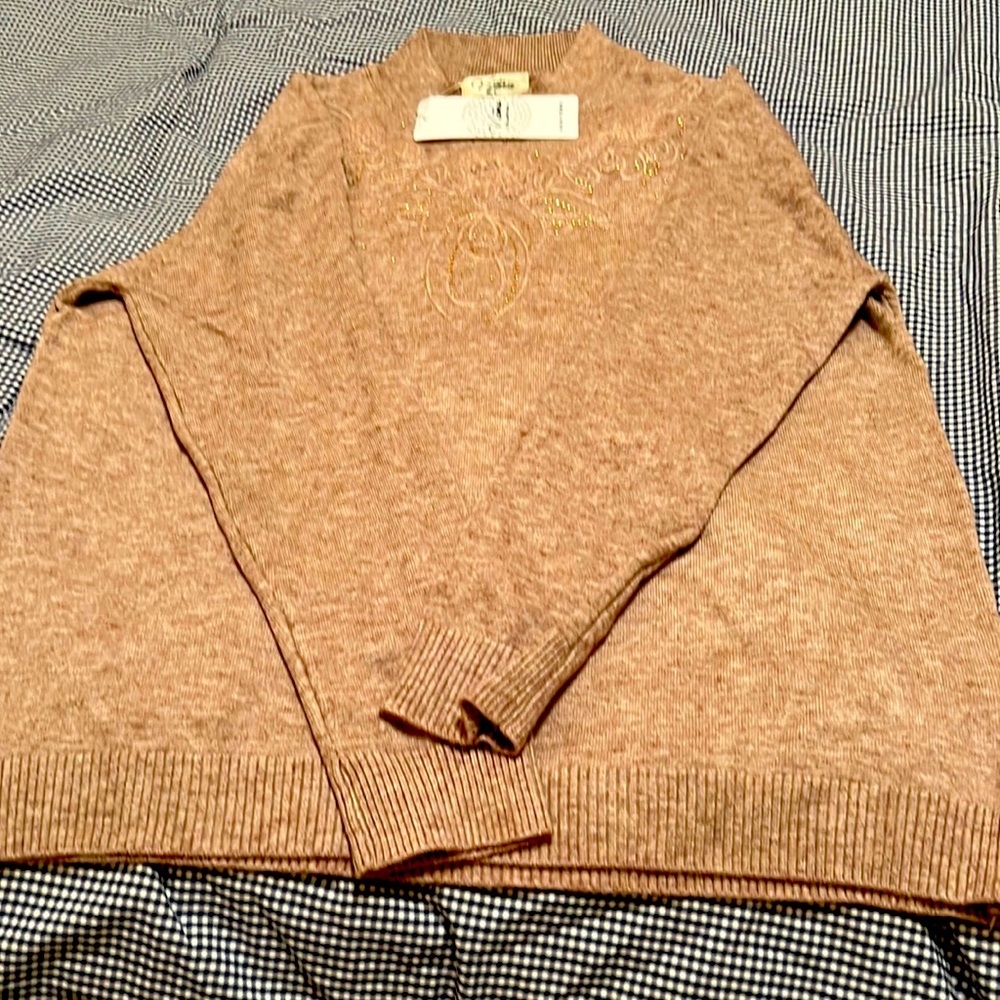 Long sleeve sweater designed with gold sparkle